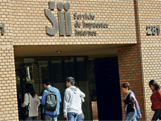 Personas ingresando a una oficina del Servicio de Impuestos Internos